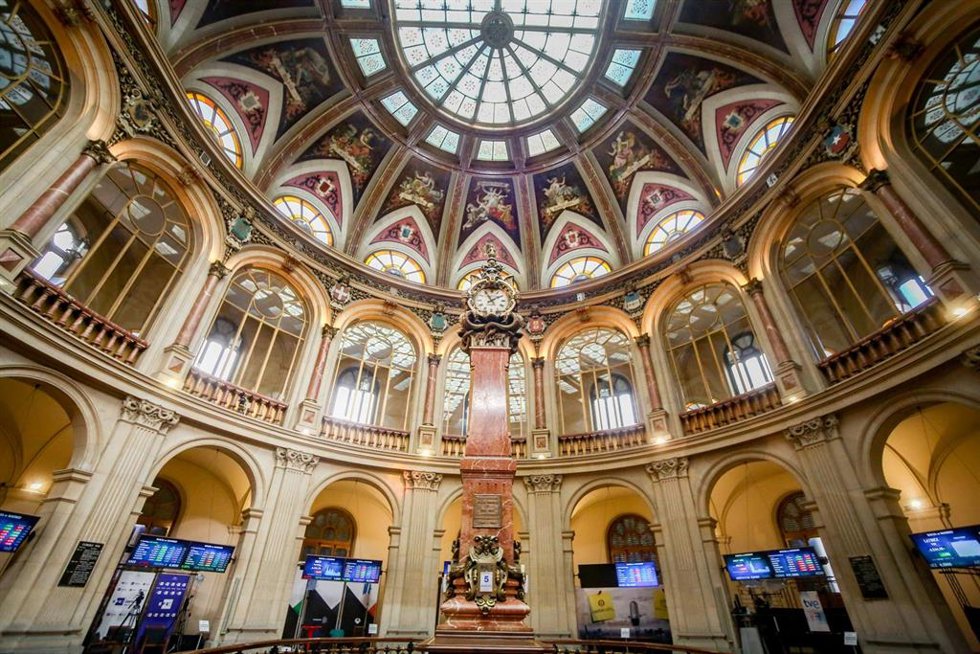 Archivo - El interior de la Bolsa de Madrid (España). 