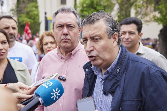 Archivo - El secretario general del PSOE en Sevilla, Javier Fernández, en una atención a medios con el secretario general de los socialistas andaluces, Juan Espadas.