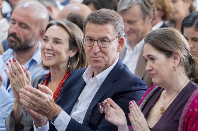 La secretaria general del PP, Cuca Gamarra y el líder del PP, Alberto Núñez Feijoo, durante la presentación del programa cultural del PP, en el espacio Jorge Juan, a 30 de junio de 2023, en Madrid (España). 