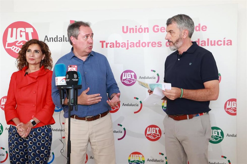 La ministra y candidata número 1 del PSOE por Sevilla al Congreso, María Jesús Montero (i), el secretario general del PSOE Andalucía, Juan Espadas (c) y el secretario general de UGT-A, Oskar Martín (d), atienden a los medios antes de mantener una reunió