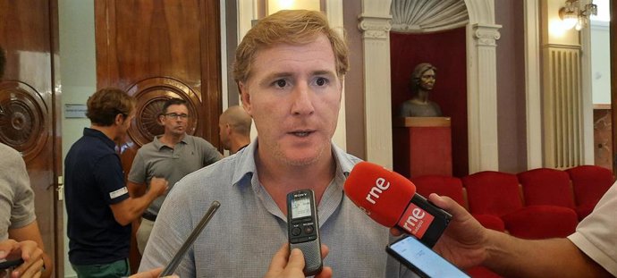 El alcalde de Badajoz, Ignacio Gragera, atiende a los medios tras una recepción en el salón de plenos