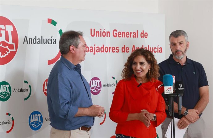 El secretario general del PSOE-A, Juan Espadas, la ministra y cabeza de lista del PSOE por Sevilla al Congreso, María Jesús Montero, y el secretario general de UGT-A, Oskar Martín, este lunes en Sevilla.