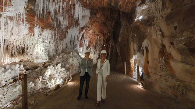 La candidata del PSC Meritxell Batet junto al candidato Ferran Verdejo en la Muntanya de Sal de Cardona (Barcelona).