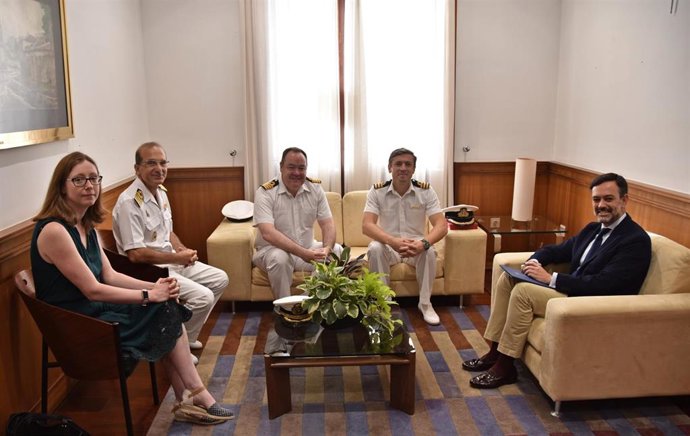 El Vicepresidente Primero Y Consejero De Turismo Del Cabildo De Tenerife, Lope Afonso, Recibe Al Capitán T.A. Harrison Del Buque HMS 'Scott', Que Se Encuentra Atracado En El Puerto De Santa Cruz.