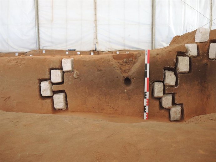 Trabajos de investigación realizados en el yacimiento del Arenal de la Virgen de Villena (Alicante).