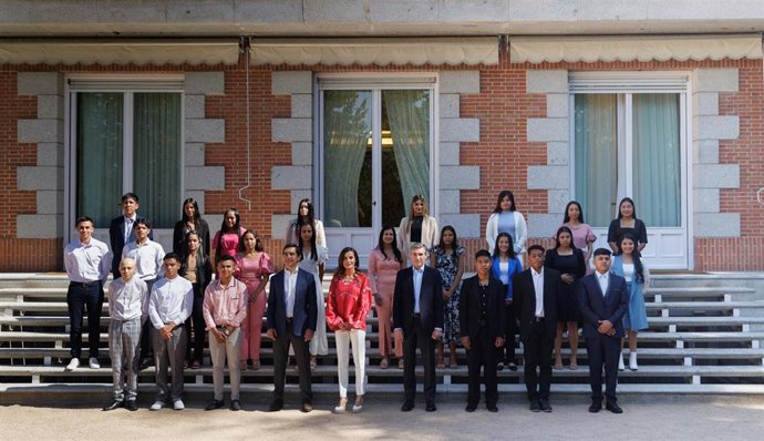 La Reina recibe a los 24 ganadores de las becas universitarias de Fundación Microfinanzas BBVA