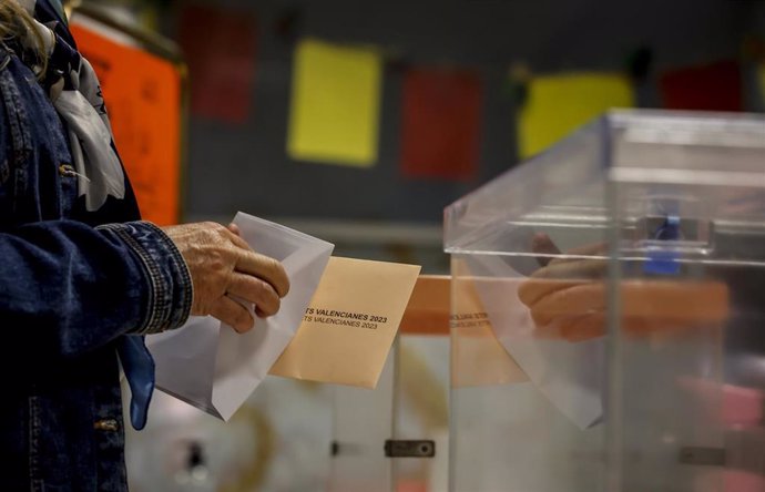Archivo - Una persona sujeta sus votos en el Centro de Formación Rodrigo Giorgeta, a 28 de mayo de 2023, en Valencia, Comunidad de Valencia (España).