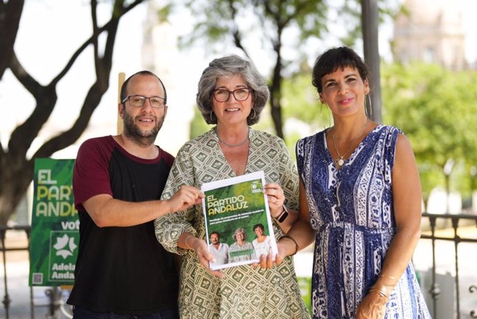 Pilar González y Teresa Rodríguez con el programa electoral del 23J.