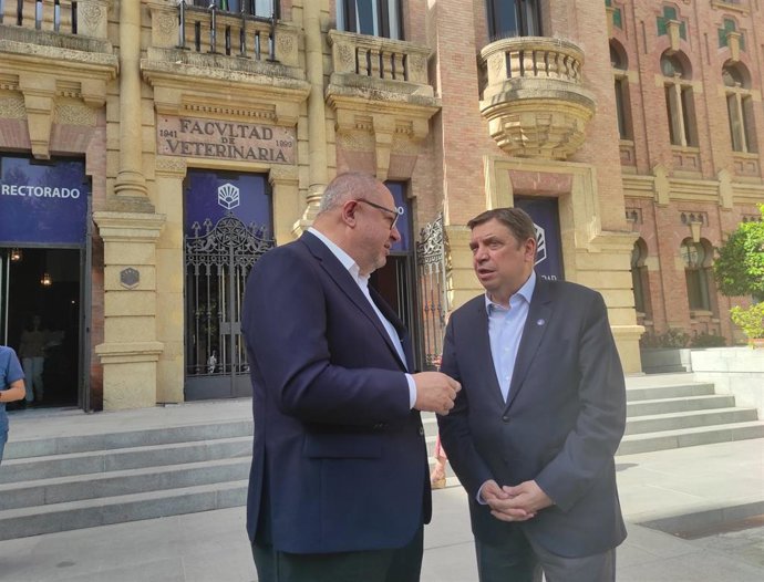 El ministro de Agricultura, Pesca y Alimentación, Luis Planas, con el rector de la Universidad de Córdoba (UCO), Manuel Torralbo.