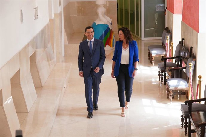 Juanma Moreno junto a la alcaldesa de Almería, María del Mar Vázquez