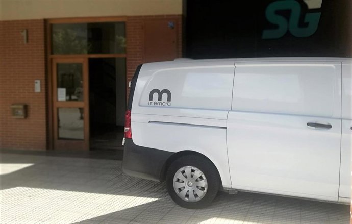 El furgón de los servicios funerarios, ante el portal en el que presuntamente se ha cometido el asesinato.