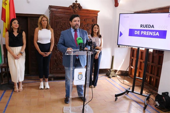 Rueda de prensa del lunes 10 de julio del alcalde de Lora del Río, Antonio Miguel Enamorado, informando de los casi 500.000 euros que devolverá el Ayuntamiento