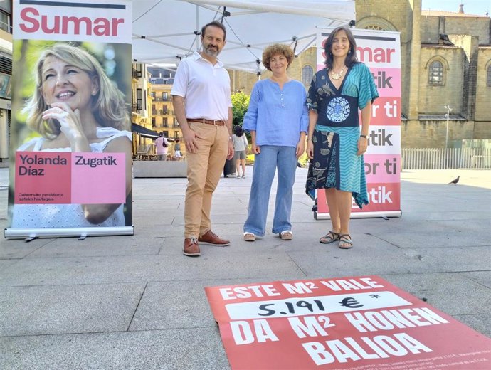 Los candidatos de Sumar Joserra Becerra, Pilar Garrido y Miren Echeveste en un acto en San Sebastián