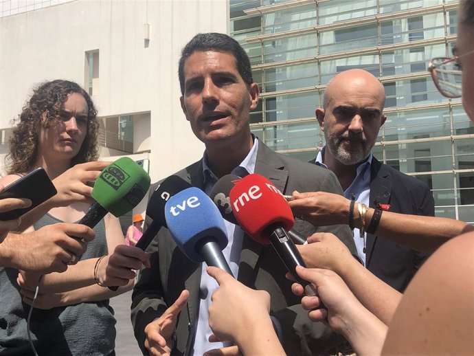Nacho Martín Blanco y Daniel Sirera (PP) delante del MACBA en Barcelona.