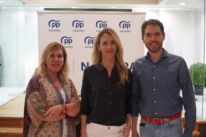 La candidata del PP al Congreso por Madrid, Cayetana Álvarez de Toledo, junto a los candidatos del PP en Navarra al Congreso y Senado, Sergio Sayas y Amelia Salanueva