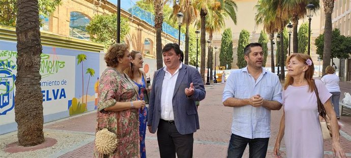 El candidato número uno por el PSOE de Huelva al Congreso, Gabriel Cruz, acompañado de otros miembros de las candidaturas y representantes socialistas, delante de las obras del cuartel de Santa Fe.