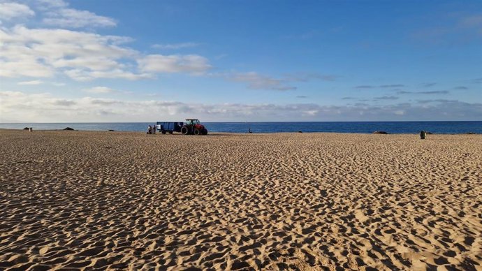 PLaya de Los Caños con un camión de limpieza por la recogida de algas.