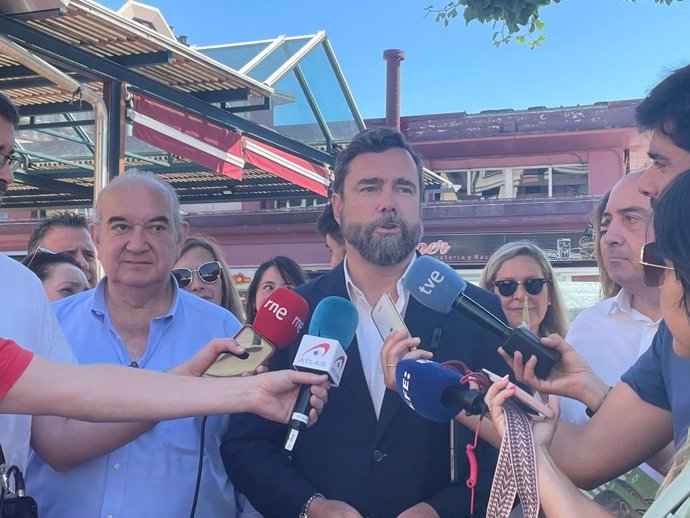 El portavoz de Vox en el Congreso, Iván Espinosa de los Monteros, en declaraciones  a la prensa.