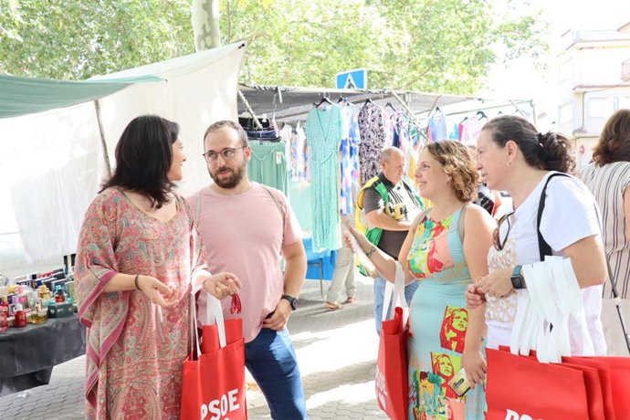 La candidata al Congreso de los Diputados y secretaria general del PSOE de Córdoba, Rafi Crespín (izda.), en su visita a Cabra.