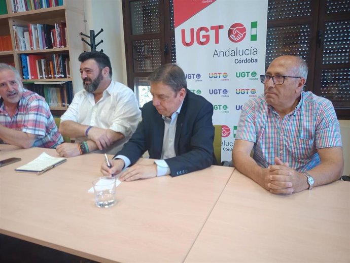 El candidato número uno del PSOE de Córdoba para el Congreso de los Diputados en las Elecciones Generales del día 23 de julio, Luis Planas, con los representantes de UGT.