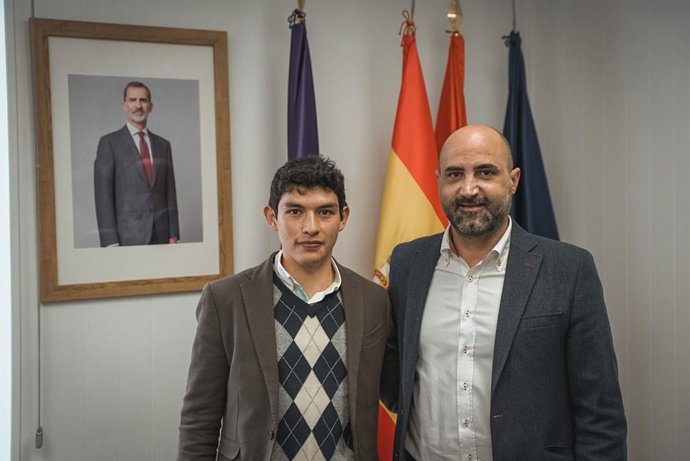 Archivo - Isaac Fonseca (i) junto al alcalde del municipio, Jorge García (d)