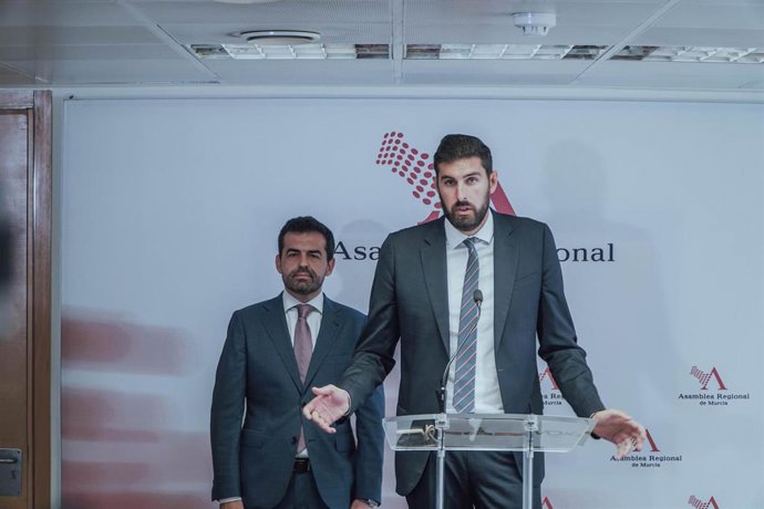 El presidente provincial y portavoz del Grupo Parlamentario VOX, José Ángel Antelo, en la reuda de prensa posterior al Debate de investidura