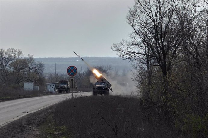 Archivo - Fuerzas Armadas de Ucrania disparan contra la ciudad de Bajmut, en manos de las tropas rusas