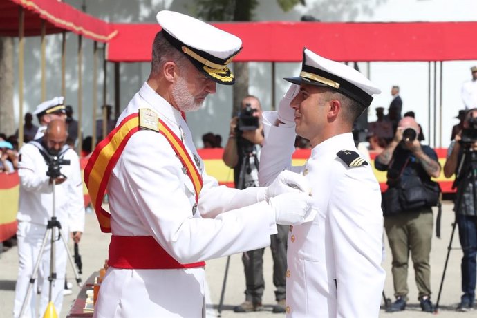 El Rey le impone la condecoración y entrega el Real Despacho al número uno del Cuerpo de Infantería de Marina, el sargento José María Ruiz Guerrero.
