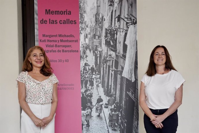 La concejala de Cultura del Ayuntamiento de Málaga, Mariana Pineda; y la directora artística del Museo, Lourdes Moreno, presentan 'Memoria de las calles'