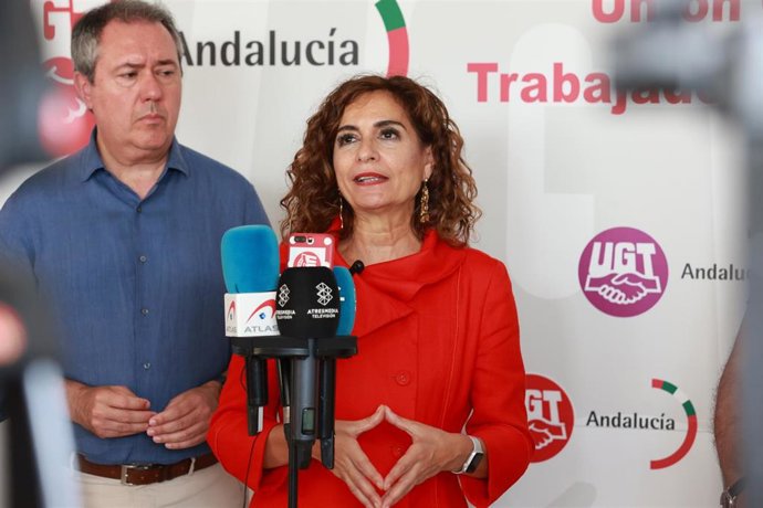 La ministra y candidata número uno del PSOE por Sevilla al Congreso, María Jesús Montero, este lunes en Sevilla junto al secretario general del PSOE-A, Juan Espadas, tras tener una reunión con UGT-A.