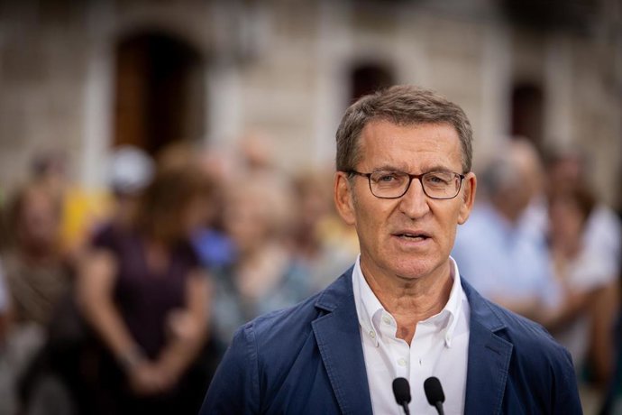El líder del Partido Popular, Alberto Núñez Feijóo, interviene durante un mitin de inicio de su campaña electoral, en la plaza mayor de Os Peares, a 6 de julio de 2023, en Os Peares, La Peroja, Ourense, Galicia (España).