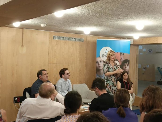 Pilar Alegría y Ernesto Gasco participan en un evento organizado por la Plataforma de Infancia.
