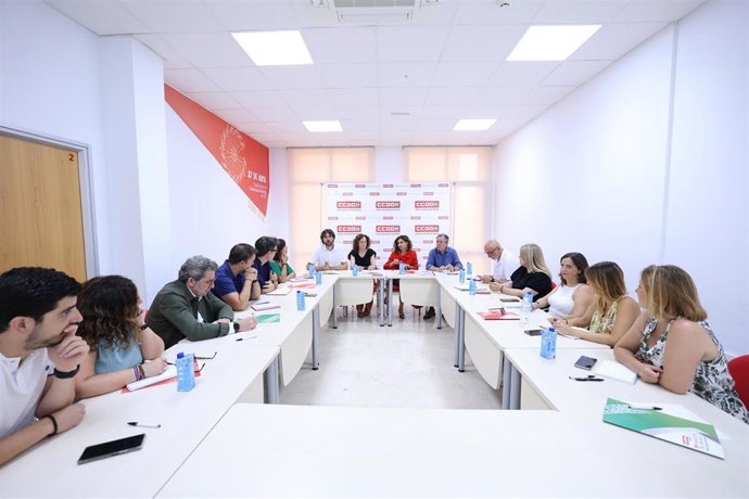 Reunión de representantes de CCOO y el PSOE en la sede del sindicato en Sevilla ante las elecciones generales del 23 de julio.