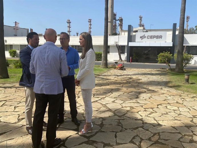 La Candidata Número Uno Del PP De Huelva Al Congreso De Los Diputados, Bella Verano, En Su Visita A Cepsa.