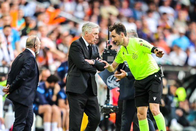 Archivo - El entrenador del Real Madrid, Carlo Ancelotti, en un encuentro de LaLiga Santander 2022-2023 ante el Valencia en Mestalla.