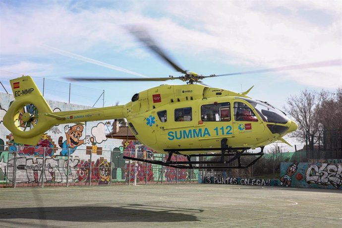 Archivo - Un helicóptero del SUMMA 112 despega desde el Parque de Bomberos de Las Rozas, Madrid (España), a 17 de febrero de 2021. 