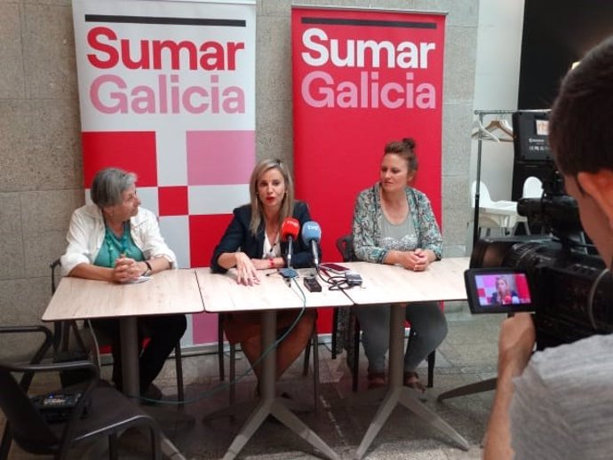 A cabeza de lista de Sumar Galicia pola provincia de Pontevedra, Verónica M. Barbeiro, xunto ao número dous, Verónica Hermida, e a avogada laboralista Elvira Landín, que pecha a candidatura.