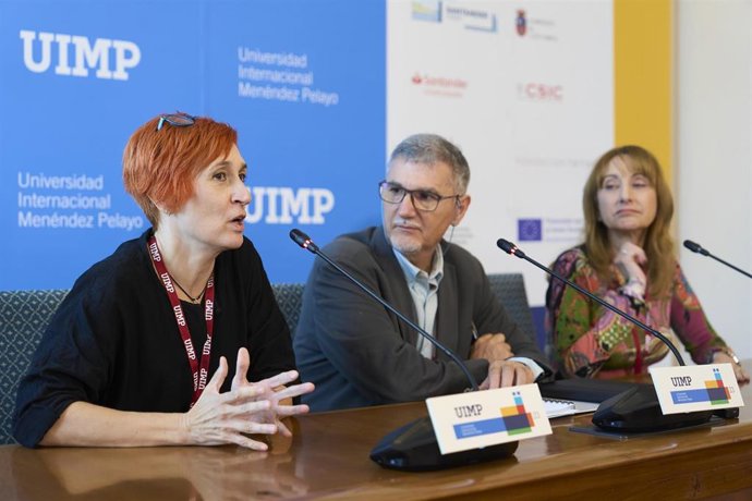 Olga Prieto-Ballesteross, Víctor Parro y Rosaly Lopes durante la rueda de prensa en la UIMP.