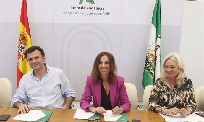 Rocío Díaz con el alcalde de Cádiz, Bruno García, y Mercedes Colombo.