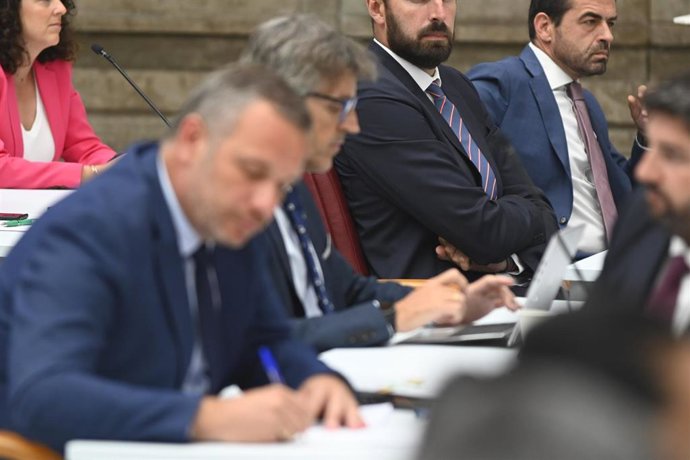 Portavoz Grupo Parlamentario VOX, José Ángel Antelo, observa al candidato del PP, Fernando López Miras,  y al portavoz del Grupo Parlamentario Popular, Joaquín Segado, en el Debate de investidura