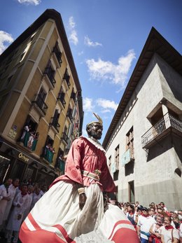 Archivo - Un gigante de la comparsa de Pamplona.