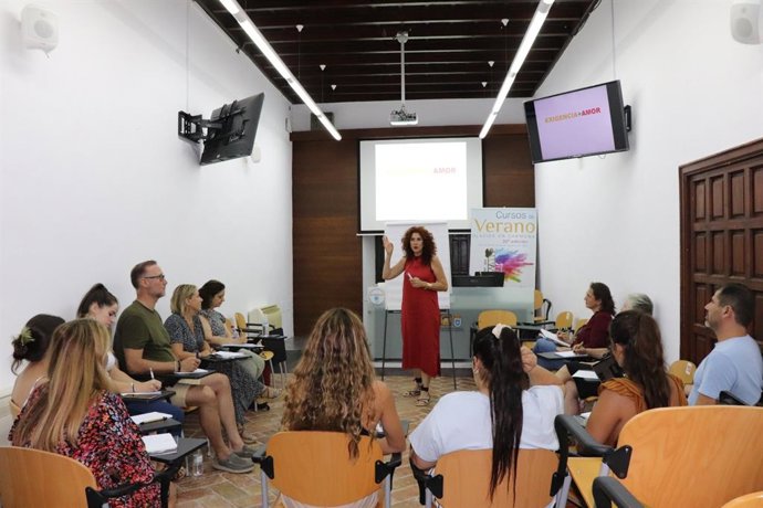 Profesora Cossete Franco en la ponencia del curso
