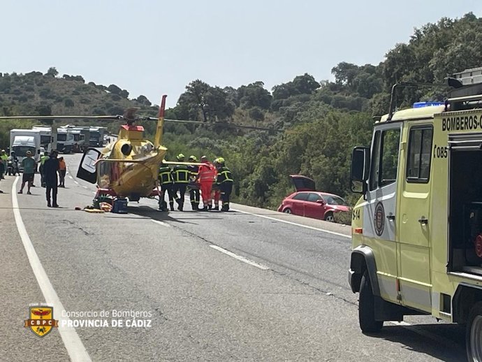 Bomberos trasladan al helicóptero a uno de los heridos en la A-384 tras un accidente.