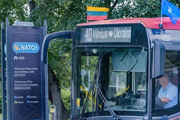 Autobus el Vilna (Lituania) en el marco de la cumbre de la OTAN en la ciudad