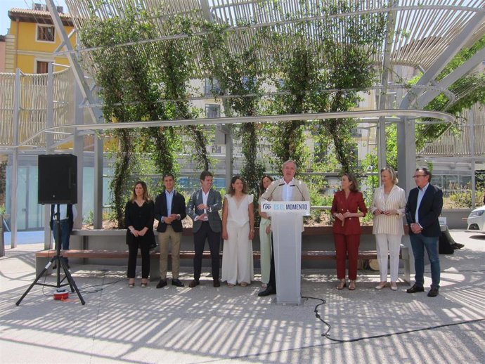 El presidente del PP Aragón, Jorge Azcón, interviene en un acto de campaña de los 'populares' en Zaragoza.