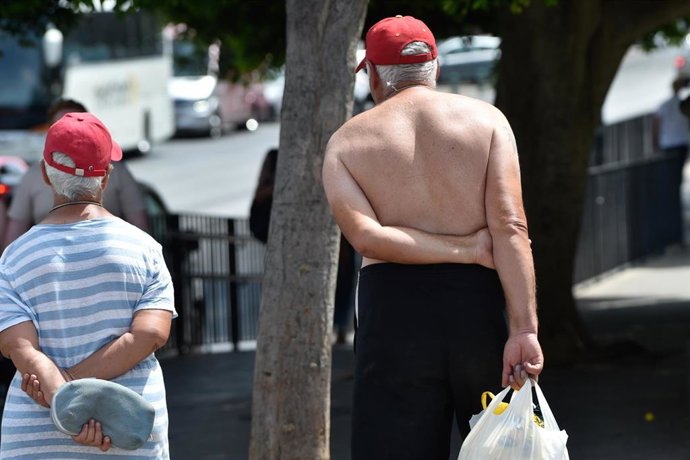 Archivo - Foto archivo de un hombre paseando sin camiseta por la calle en Murcia debido a las altas temperaturas