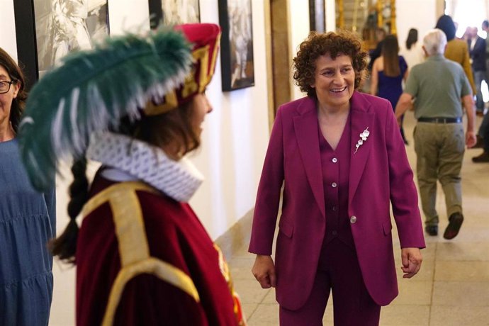 La alcaldesa entrante de la ciudad, Goretti Sanmartín (BNG), en la sesión de constitución del Ayuntamiento de Santiago de Compostela, a 17 de junio de 2023, en Santiago de Compostela, A Coruña, Galicia (España). Los casi 8.100 ayuntamientos españoles en