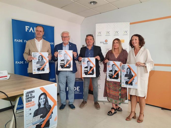 Alberto González, director general de FADE; José María Lana, presidente de Cruz Roja Asturias; Javier Mahía, vocal de la junta directiva de  EAPN Asturias; Mónica Oviedo, presidenta del CERMI Asturias, y Melania Álvarez, consejera de Derechos Sociales.