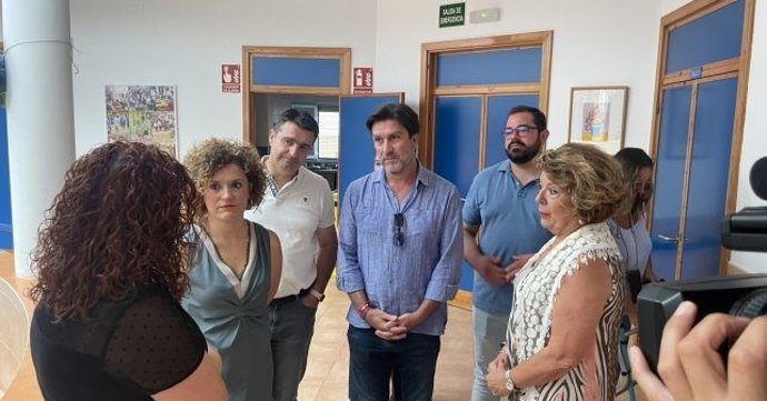 La candidata número uno por el PSOE de Huelva al Senado, en su visita a la Asociación de Familiares de Personas con Alzheimer y otras demencias (AFA).