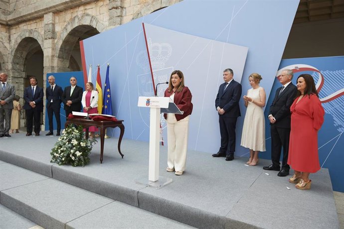 La presidenta de Cantabria, María José González Revuelta, preside el acto de toma de posesión de los nuevos consejeros del Gobierno